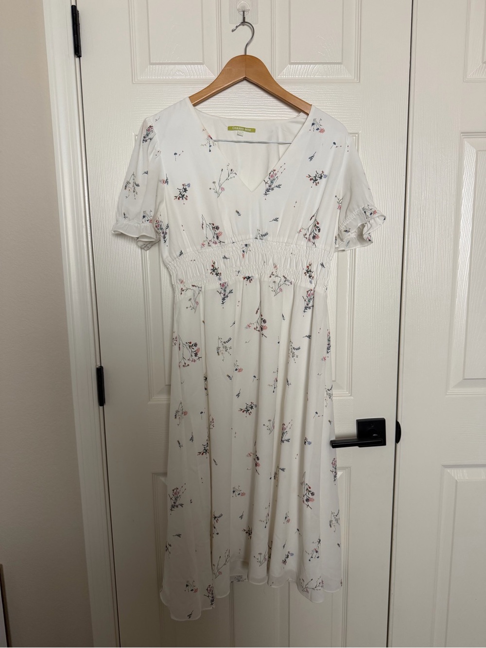 Gianni Bini White Floral V-Neck Midi Dress